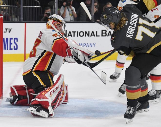 David Rittich # 33 de Calgary Flames ataja a William Karlsson # 71 de Vegas Golden Knights en el segundo período de su juego en T-Mobile Arena.