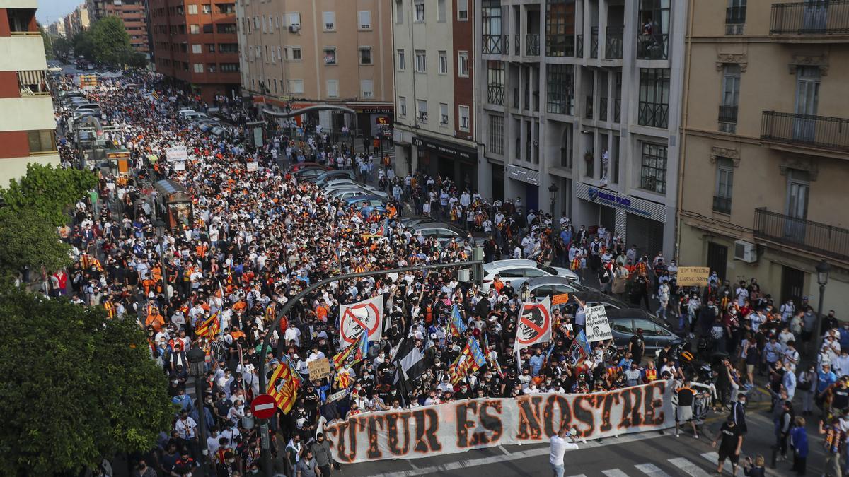 Las imágenes de la marcha de la afición valencianista contra Lim