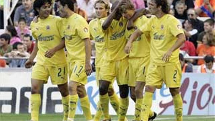 Los jugadores del Villarreal Forlán y Senna acaban a golpes en el entrenamiento