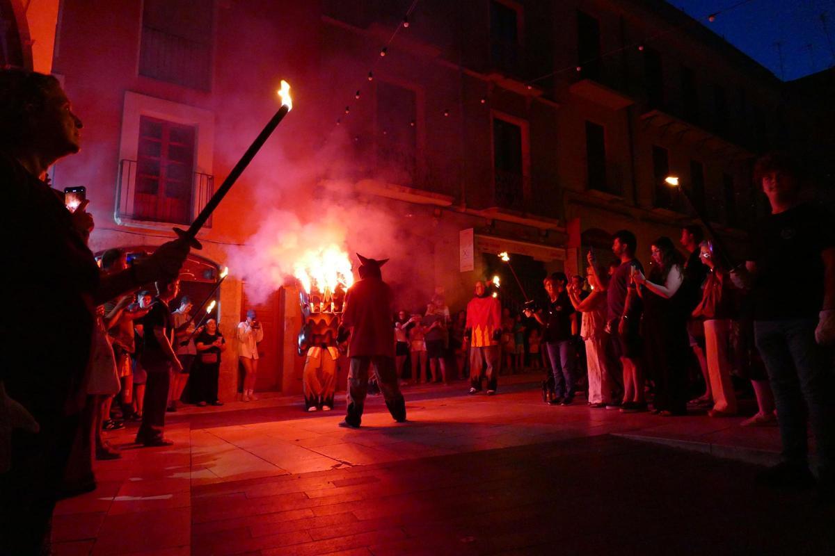 EN IMATGES | L'Encesa del Drac atrau desenes de persones per celebrar la revetlla de Sant Pere a Figueres