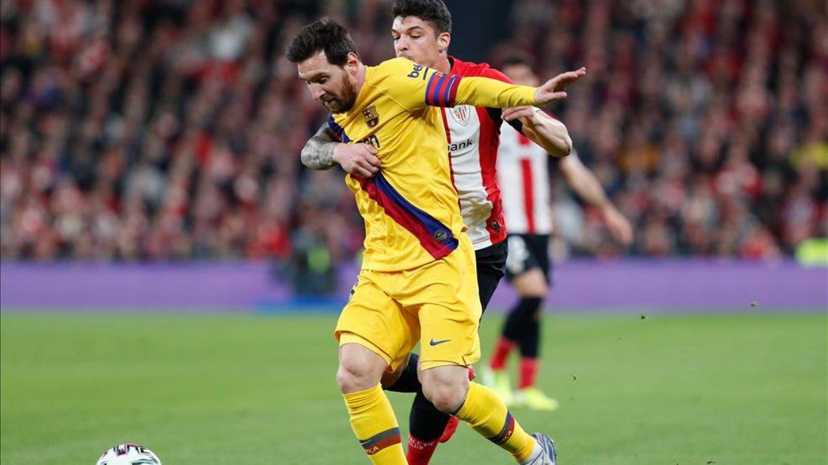 Messi y Capa pelean por un balón en San Mamés