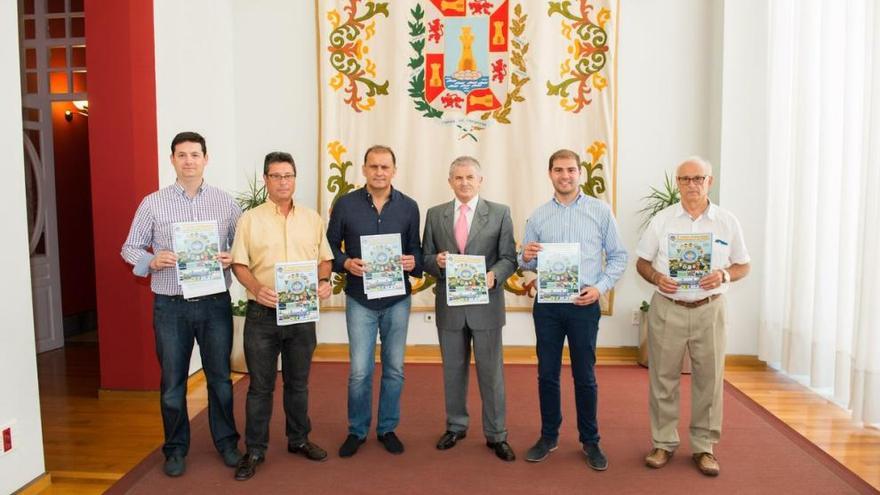 Los organizadores y participantes con el director general Gómez López y el edil Ricardo Segado.