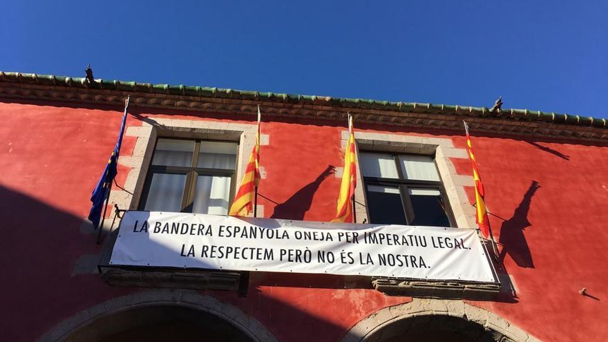 La bandera espanyola torna a coronar l&#039;Ajuntament de Castelló per imposició judicial