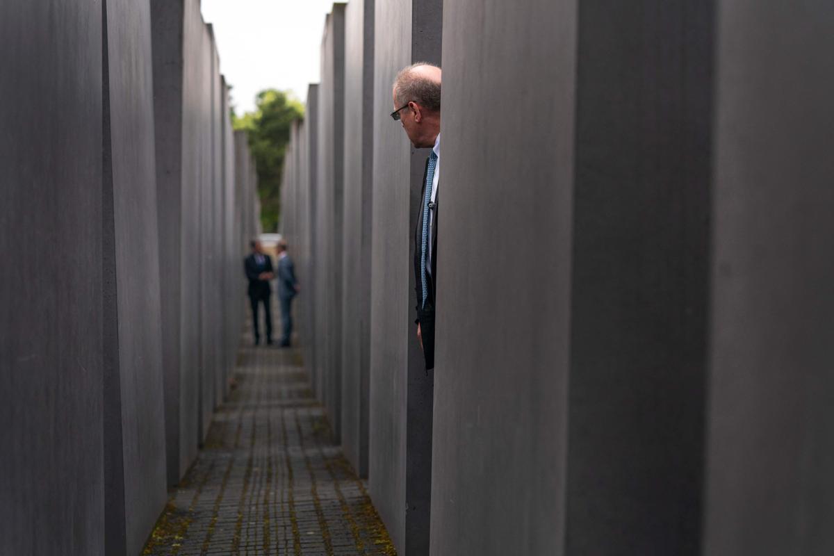 Indignació pel vídeo de dos turistes cantant al memorial de l’holocaust jueu a Berlín