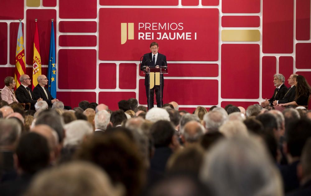 Instante de la ceremonia de entrega de los Premios Jaume I en la Lonja de València.