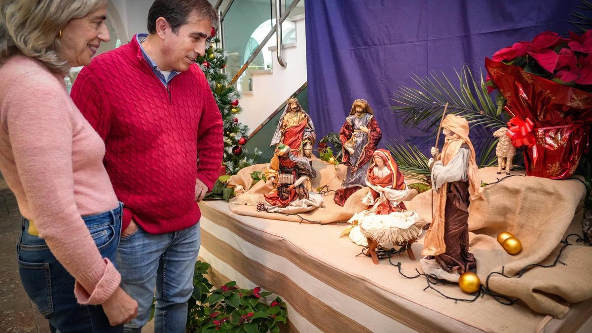 Una pareja visita un belén en Badajoz.