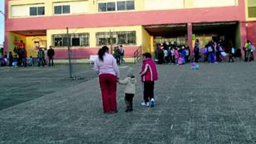 Padres de Villalba se concentran por la falta de luz en el colegio