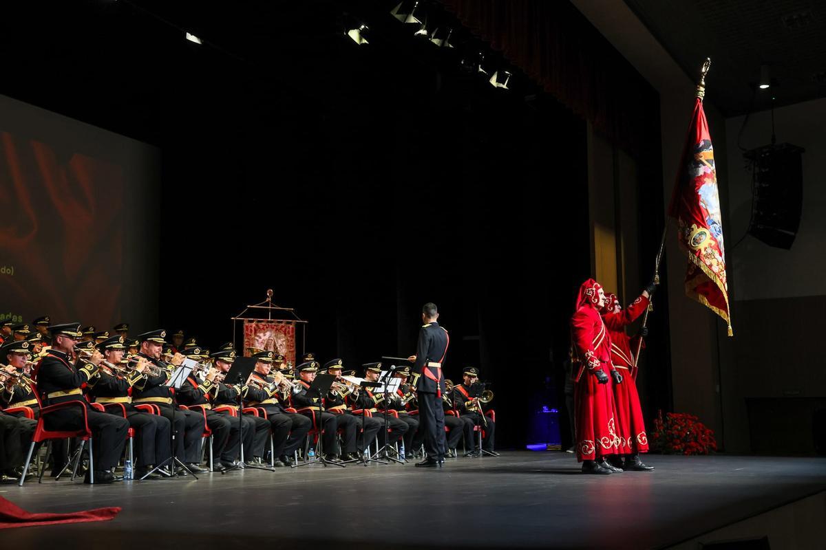La bandera de la Archicofradía presidía el recital.