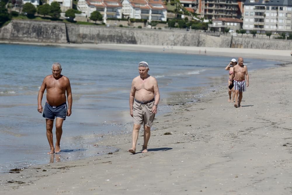 Paseo por la playa y terraza: el paraíso de la fase 1 de la desescalada en Galicia