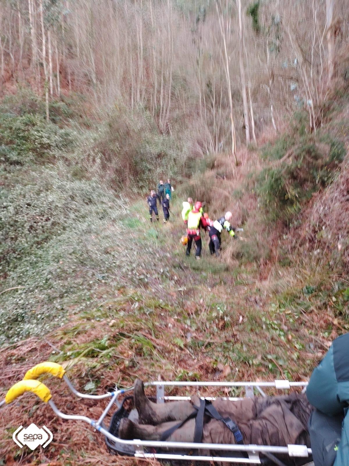 EN IMÁGENES: Así fue el momento en el que localizaron al octogenario desaparecido en Cudillero tras caer en el monte