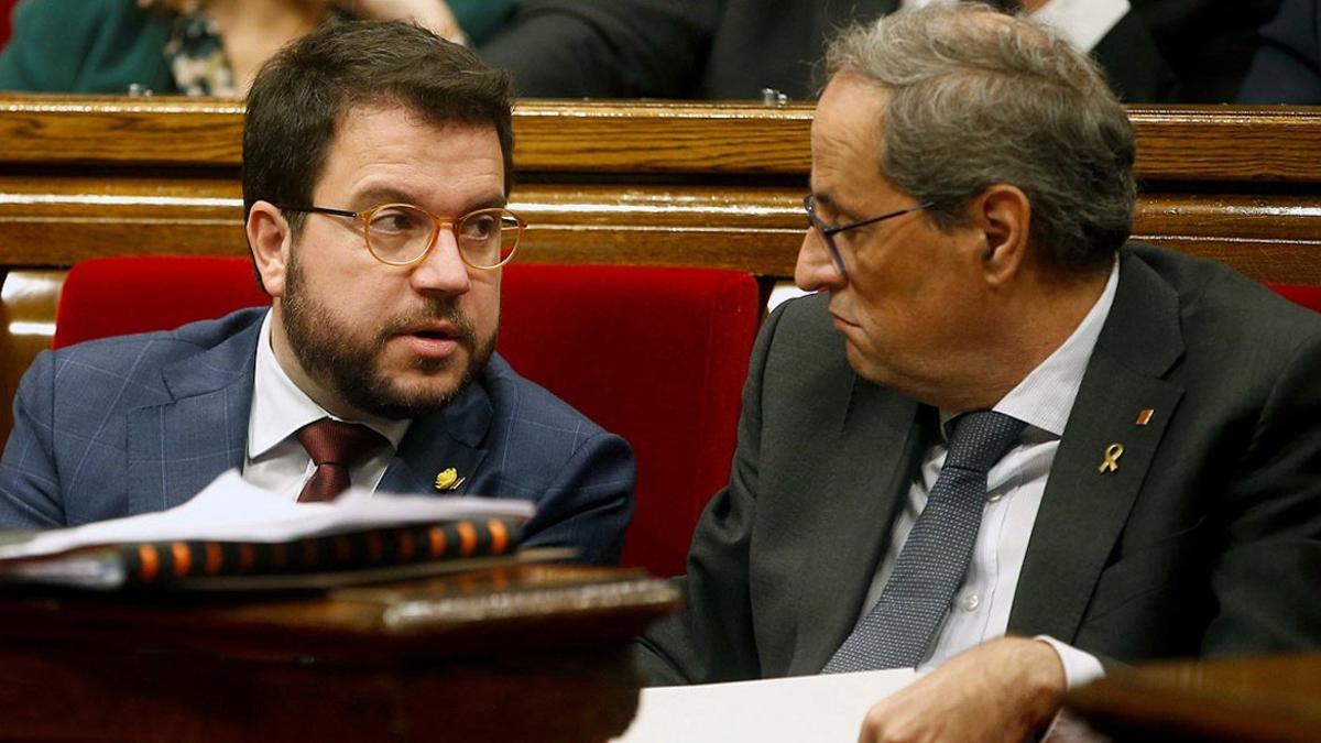 Pere Aragonès conversa con Quim Torra, en la primera sesión de control del Govern tras las elecciones generales, el miércoles pasado