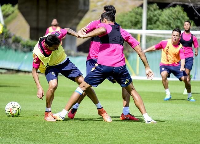 Entrenamiento de la UD LAS PALMAS en Barranco ...