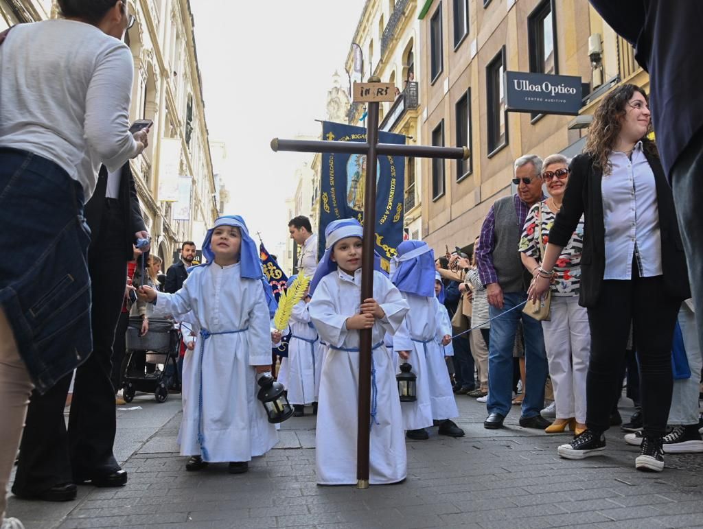 Alumnos del colegio de la Milagrosa durante su desfile por las calles del centro de la ciudad