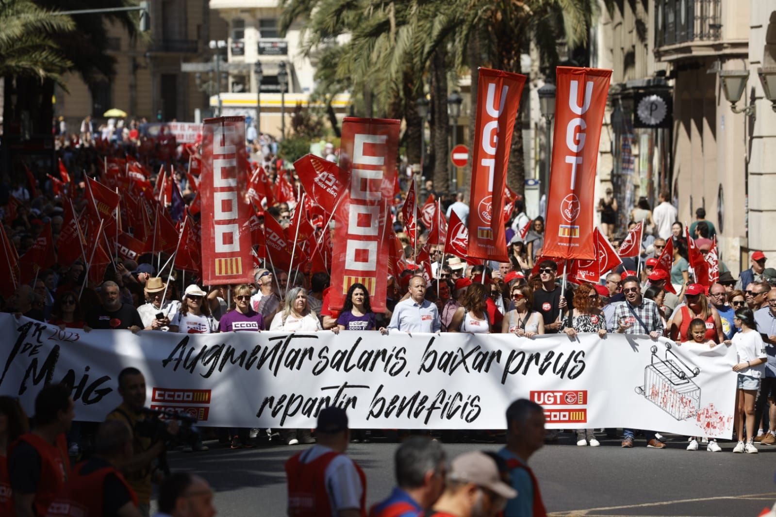 Miles de trabajadores festejan el Primero de Mayo en València