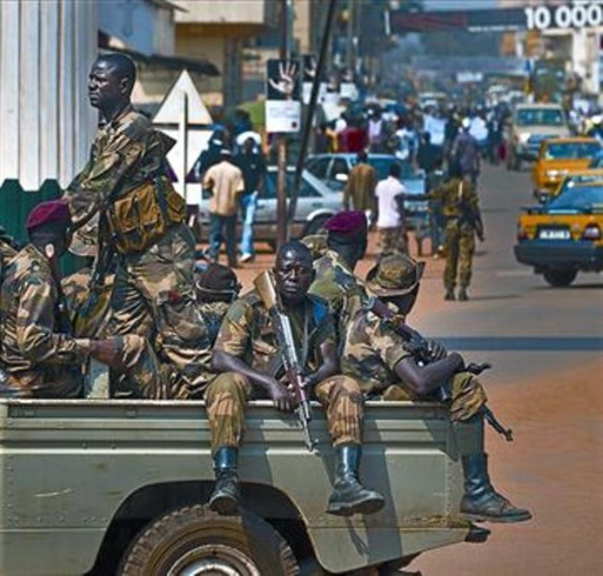 Patrulla de les forces de seguretat a Bangui, la capital.