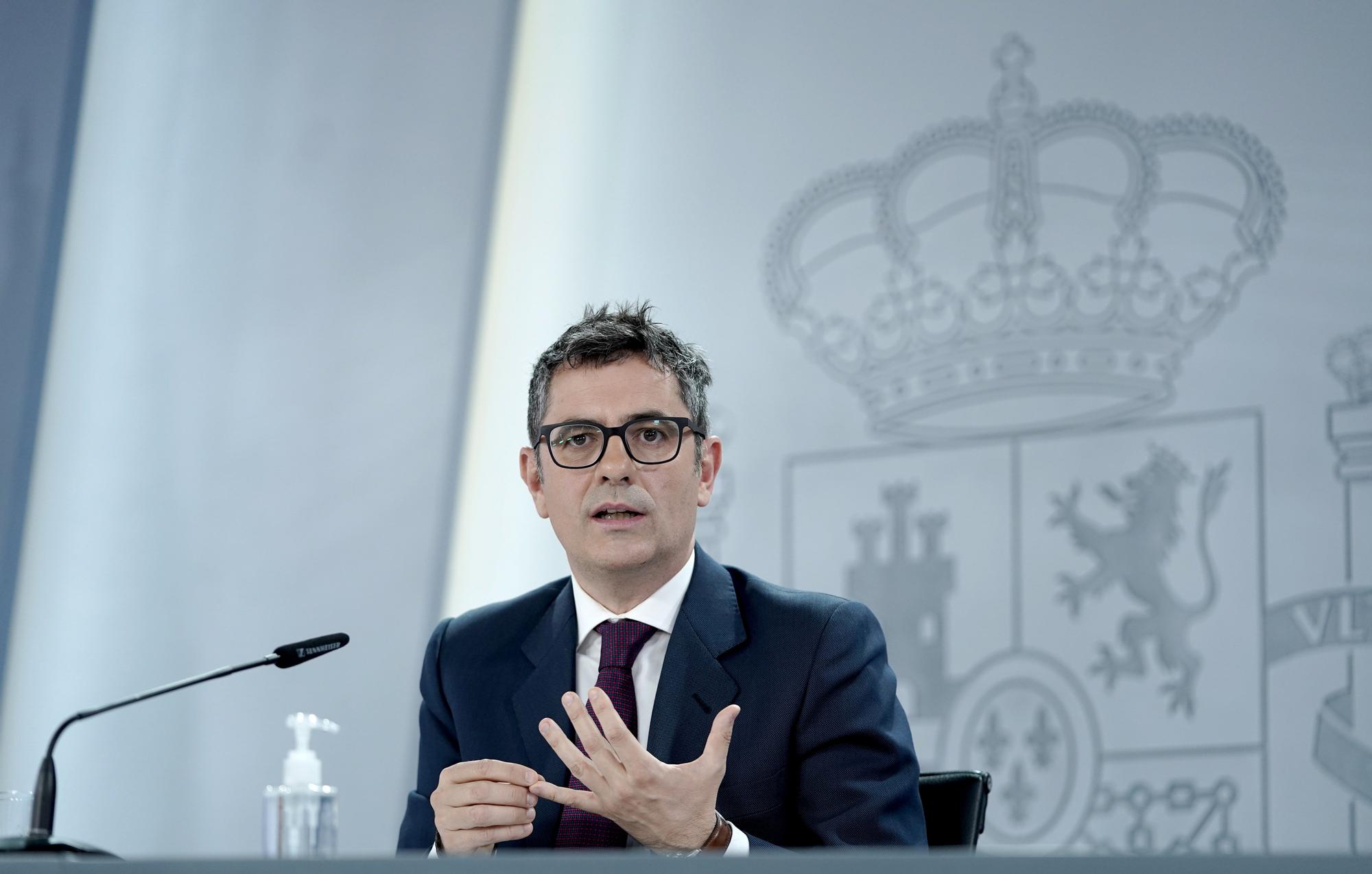 El titular de la Presidencia, Relaciones con las Cortes y Memoria Democrática, Félix Bolaños, durante la rueda de prensa posterior al Consejo de Ministros de este 26 de abril de 2022, en la Moncloa.