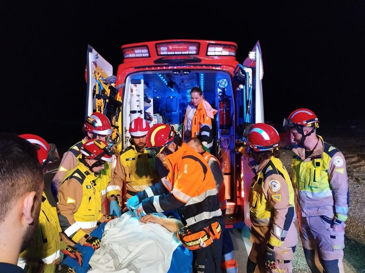 Imagen de los servicios de emergencias atendiendo al conductor.