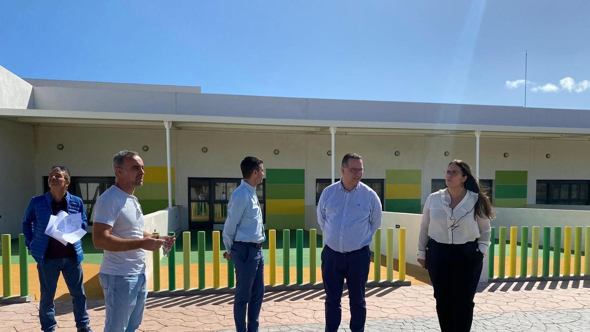 Visita del consejero de Educación Poli Suárez (2º d) e Iván Gonzáles (2º i) al CEIP El Castillo, en Fuerteventura.