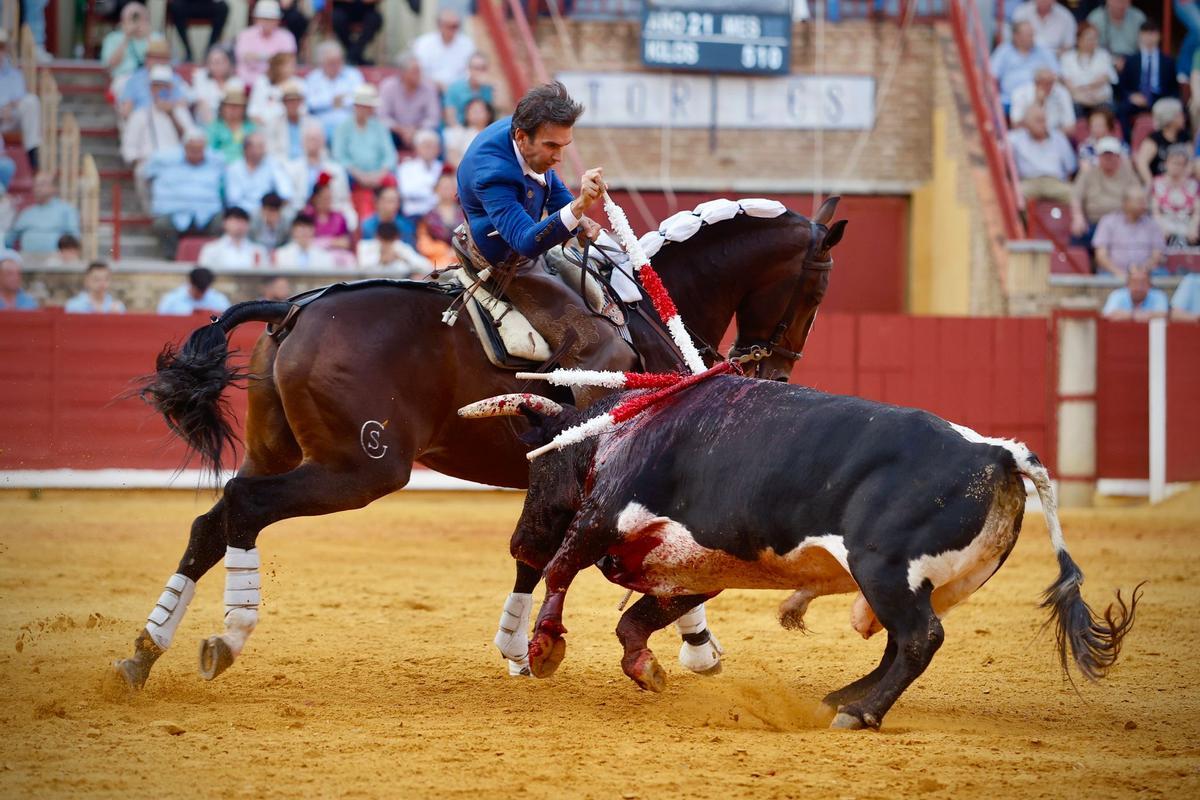 Sergio Galán en banderillas durante el cuarto de la tarde.