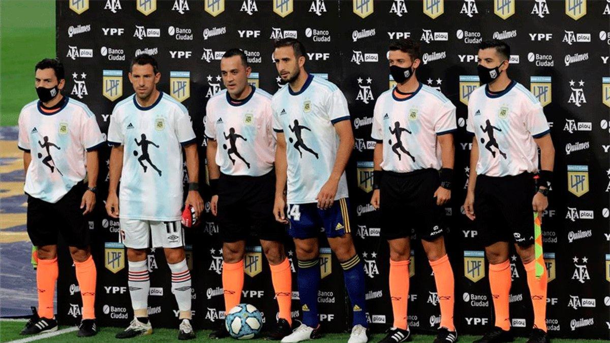 Los capitanes de Boca y Newell's y los árbitros del encuenro salieron al campo con la camiseta de Argentina en homenaje a Maradona