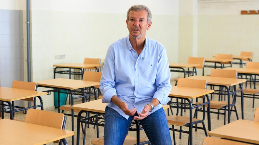 Alfonso Rueda da la bienvenida al curso desde el colegio marinense en el que estudió: «Volver siempre tiene algo especial»