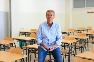 Alfonso Rueda da la bienvenida al curso desde el colegio marinense en el que estudió: «Volver siempre tiene algo especial»