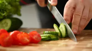 Adiós a los problemas en la cocina: la solución japonesa para preparar verduras que arrasa en Aldi