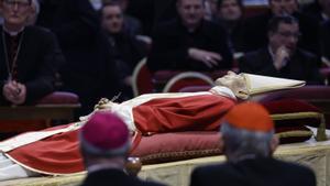 Pope Emeritus Benedict XVIs body lies in state in St. Peters Basilica for public viewing
