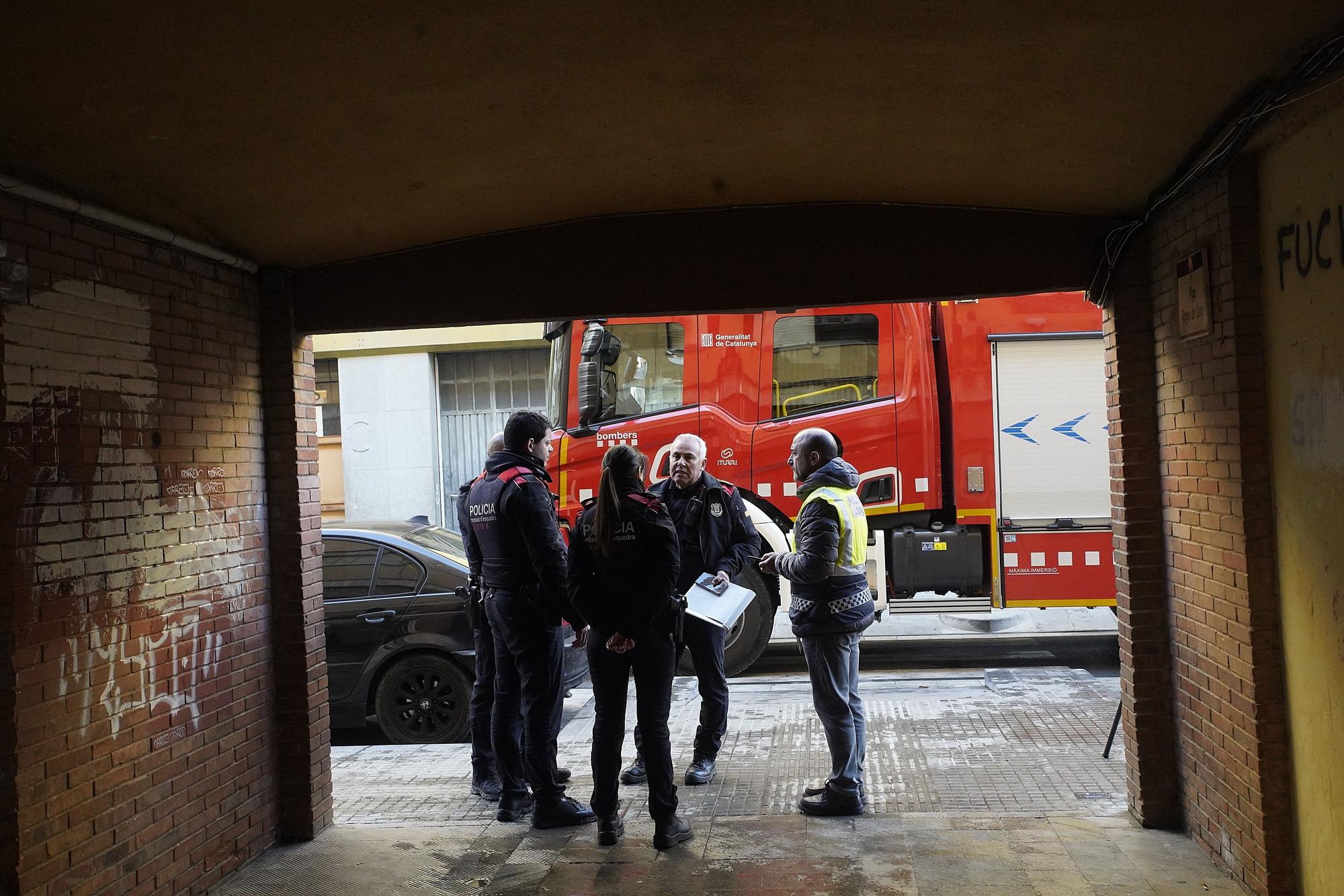 L'incendi en un bloc de pisos de Salt, en imatges