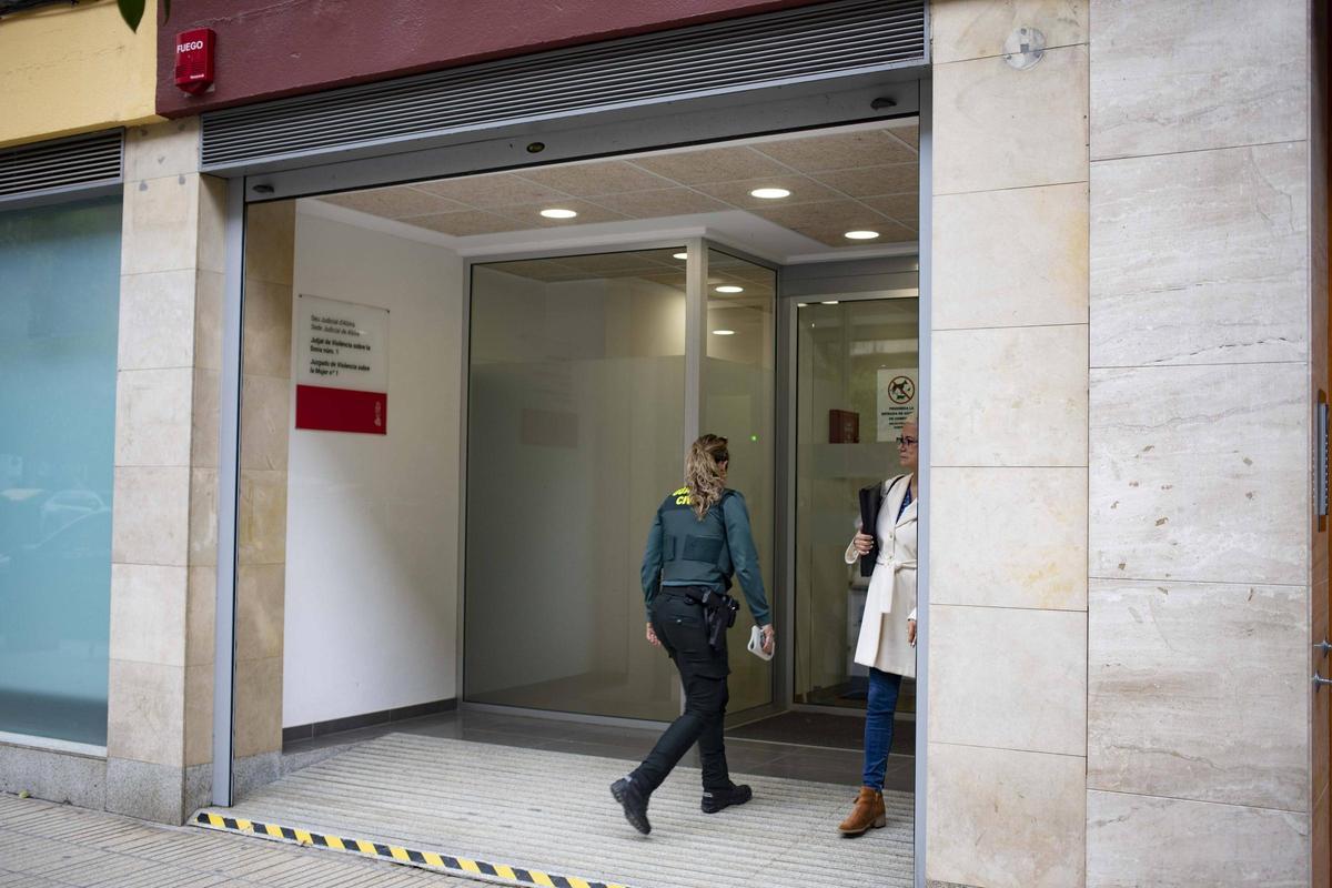 Una agente de la Guardia Civil entra en el juzgado de violencia sobre la mujer de Alzira.
