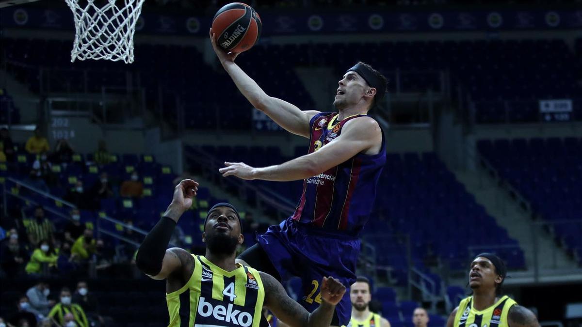 Kyle Kuric emerge ante la defensa del Fenerbahçe