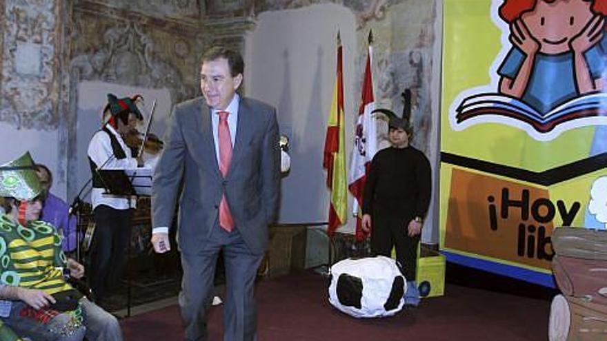 El consejero de Educación, Juan José Mateos, durante el acto de entrega de los premios «Hoy libro».