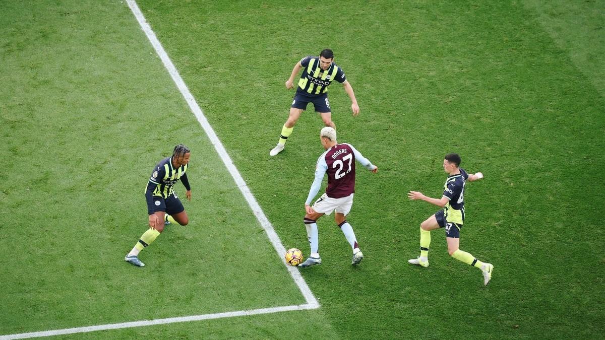 Morgan Rogers, que marcó el 2-0 del Aston Villa, rodeado de tres jugadores del City en el Villa Park. Morgan Rogers, que marcó el 2-0 del Aston Villa, rodeado de tres jugadores del City en el Villa Park.