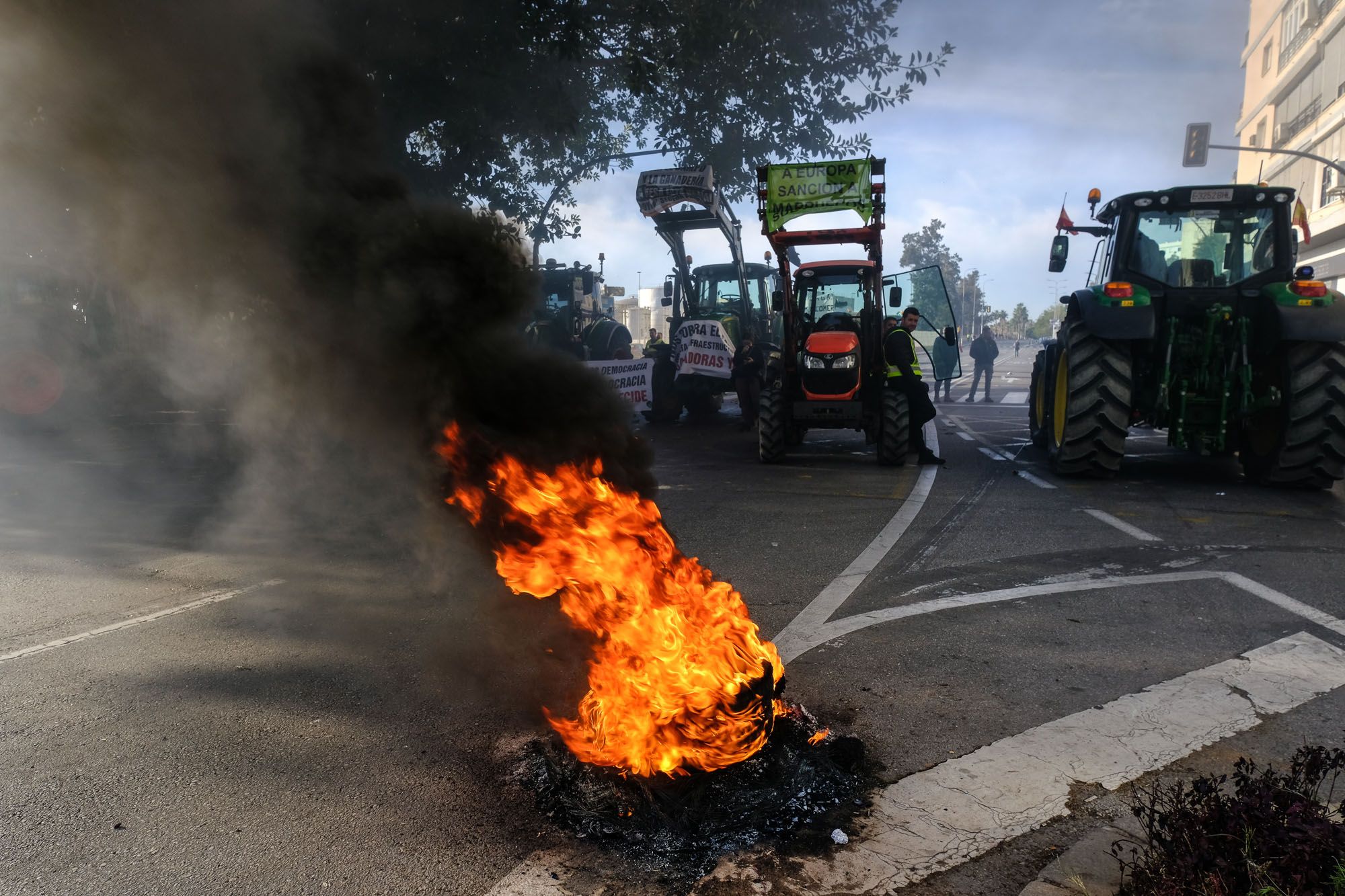 Los agricultores malagueños cortan las carreteras en protesta por la crisis del sector