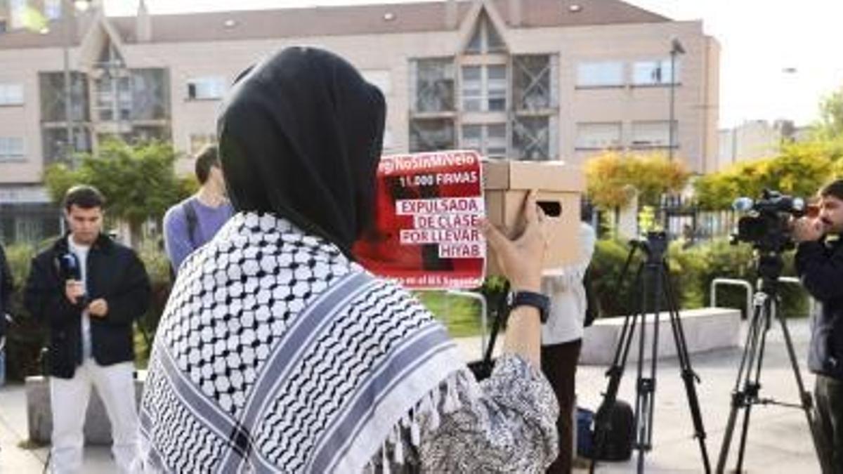 La alumna entrega las firmas recogidas.