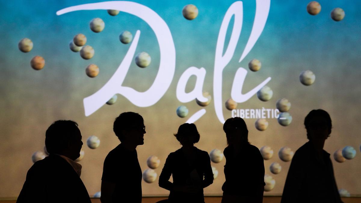 Varias personas recorren el Centro de Artes Digitales Ideal, que presenta este martes la experiencia Dalí Cibernético, un viaje inmersivo por la mente del artista de Figueres que permite descubrir la genialidad de su obra a través de proyecciones de gran formato, instalaciones interactivas, hologramas, realidad virtual e inteligencia artificial.