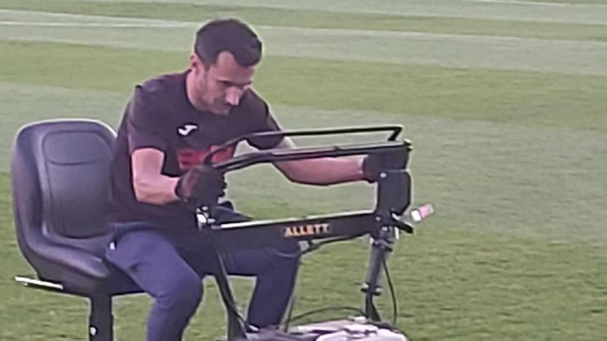 Carlos Ordóñez, trabajando en el terreno de juego.