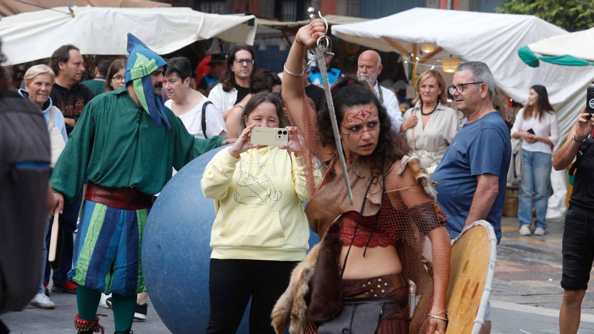 Ambiente el año pasado en el mercado medieval de Avilés por San Agustín.