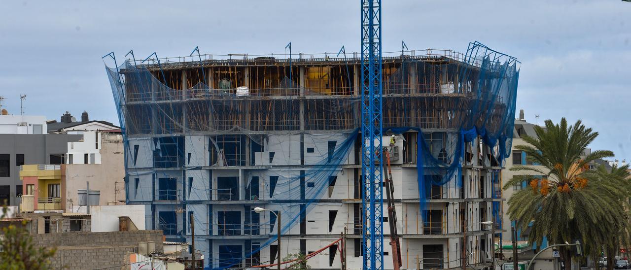 Construcción de viviendas en el barrio de Guanarteme, uno de los más caros de la ciudad para adquirir casa, en una imagen de enero