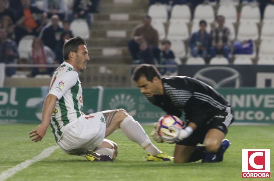 El Córdoba vence en el último suspiro al Zaragoza.