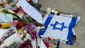 Vista de un memorial improvisado para las víctimas del tiroteo de la playa de Bondi, en Sídney