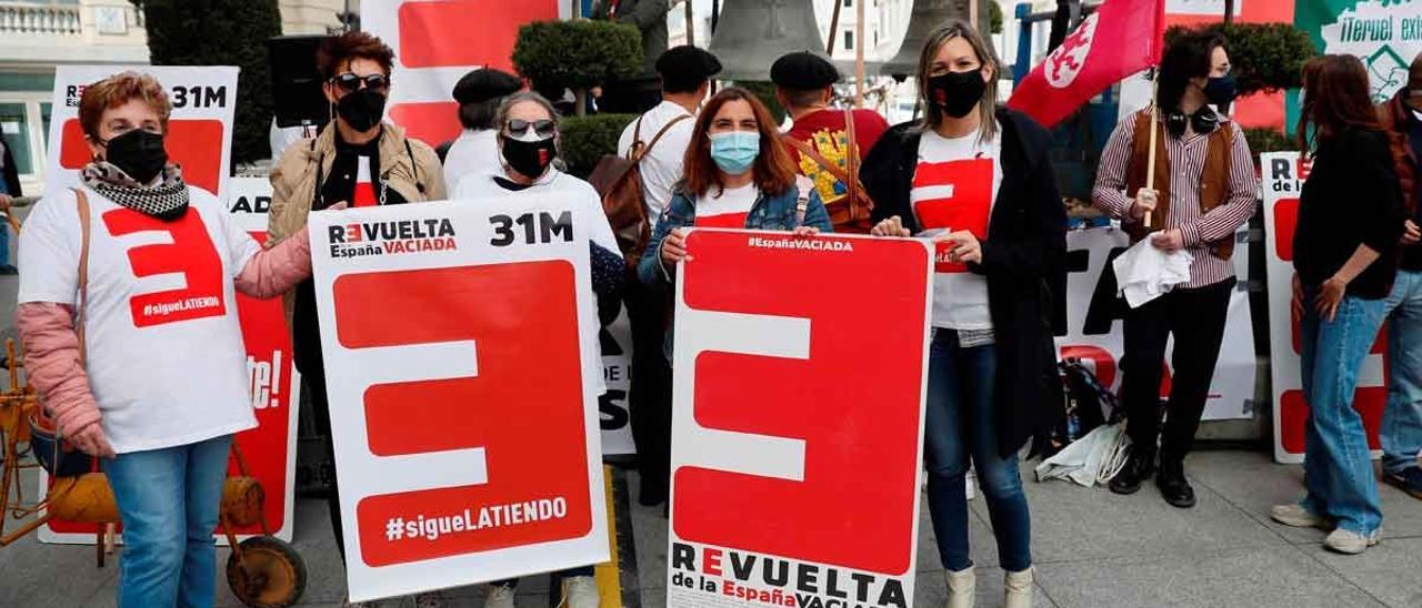 Manifestación de la coordinadora de la España Vaciada frente al Congreso de los Diputados, en marzo del 2021.