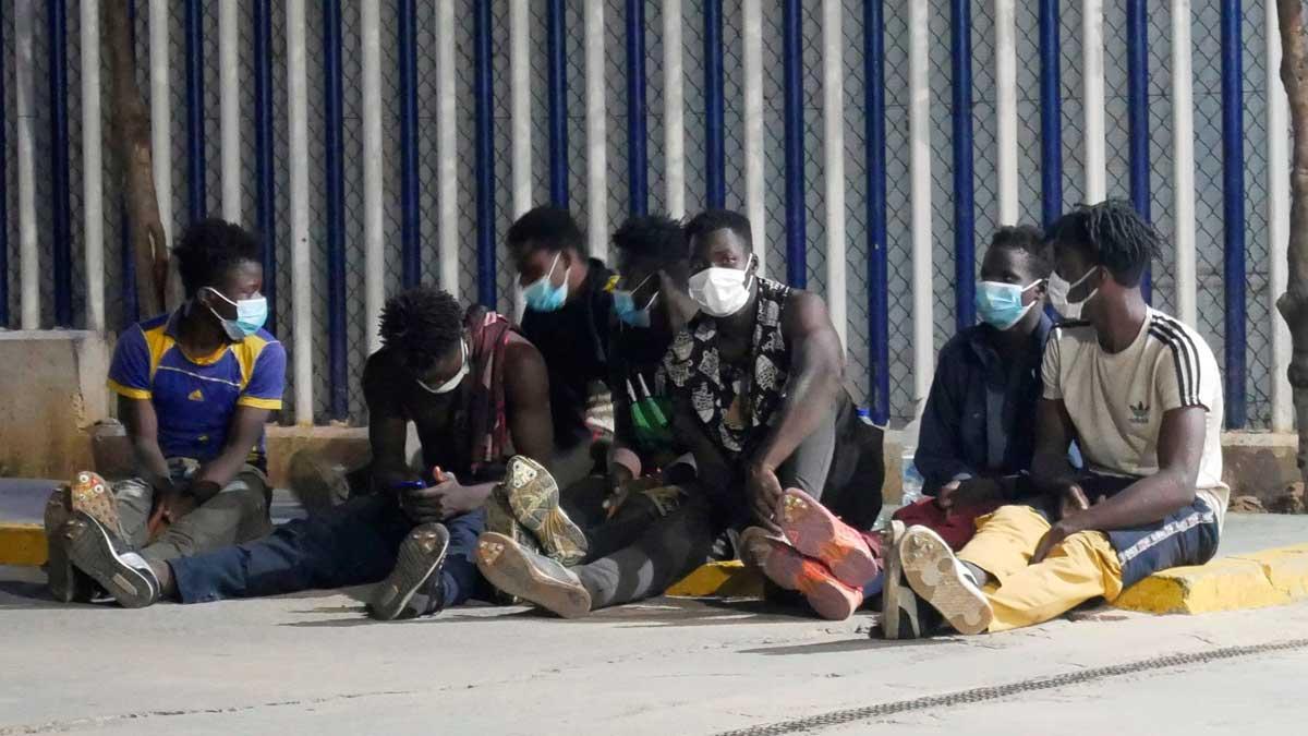 Una desena de migrants entren a Melilla en un nou salt a la tanca fronterera