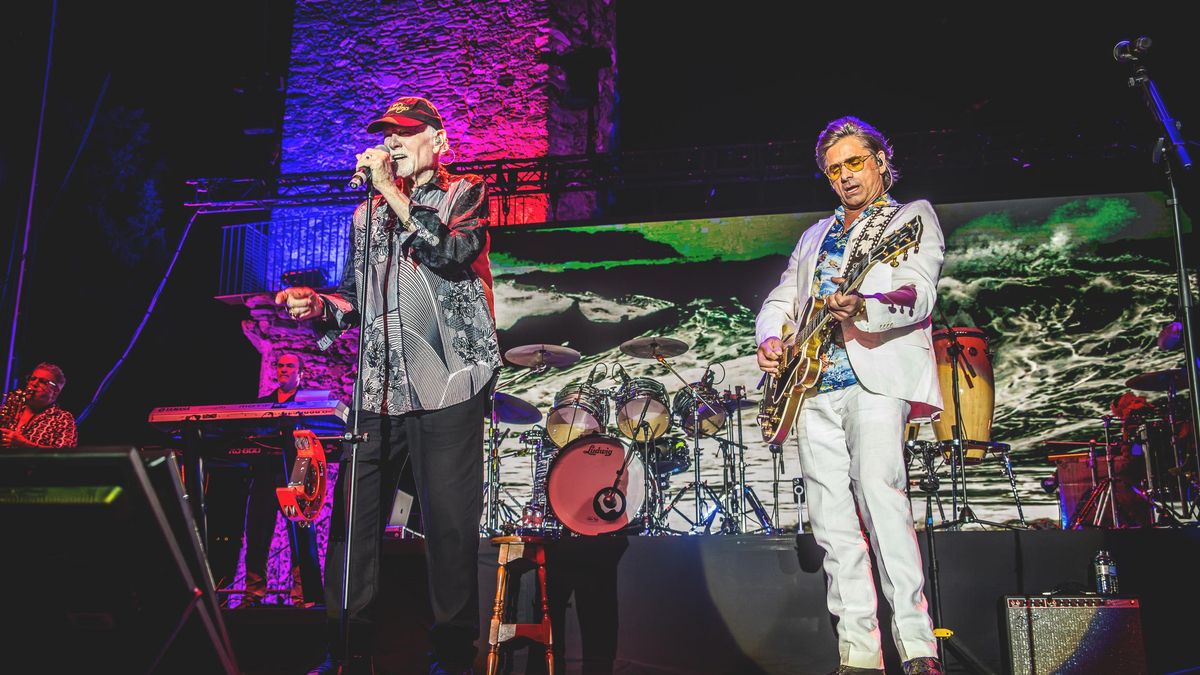 Mike Love i John Stamos, a dalt de l'escenari de la Ciutadella de Roses.