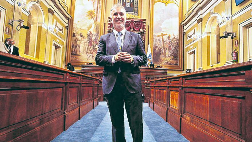 El líder de los socialistas canarios Ángel Víctor Torres, en el hemiciclo del Parlamento.