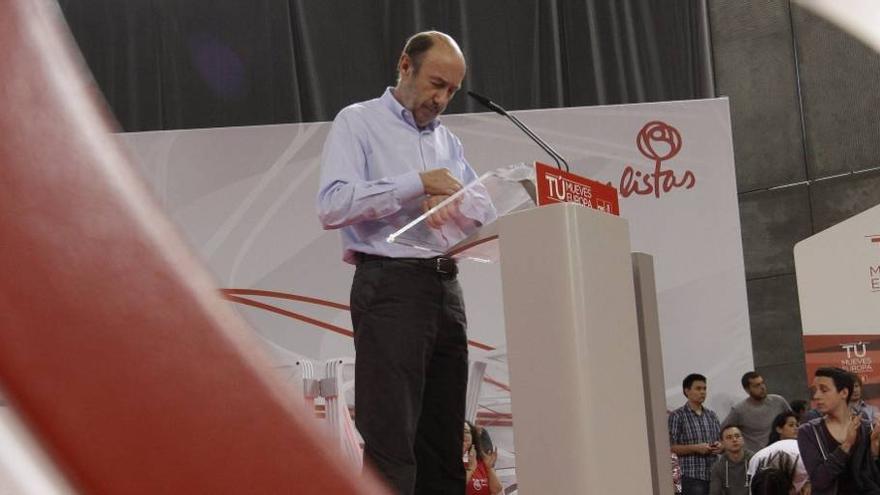 Rubalcaba se va y fija un congreso extraordinario