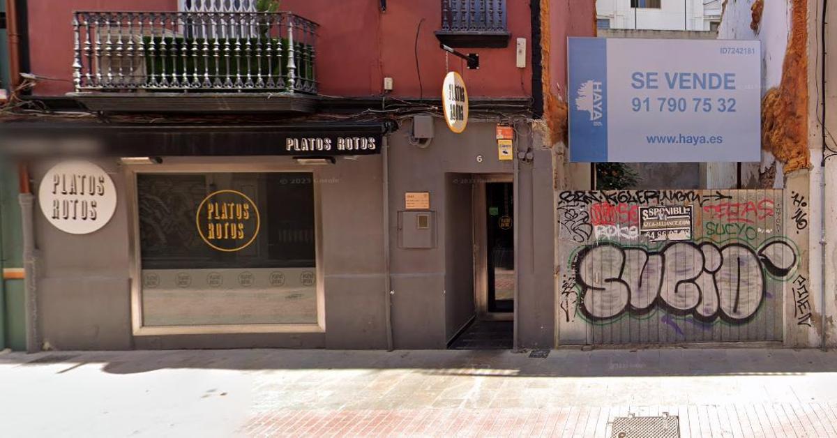 Platos Rotos y, al lado, el solar en el que instalará su nueva terraza.