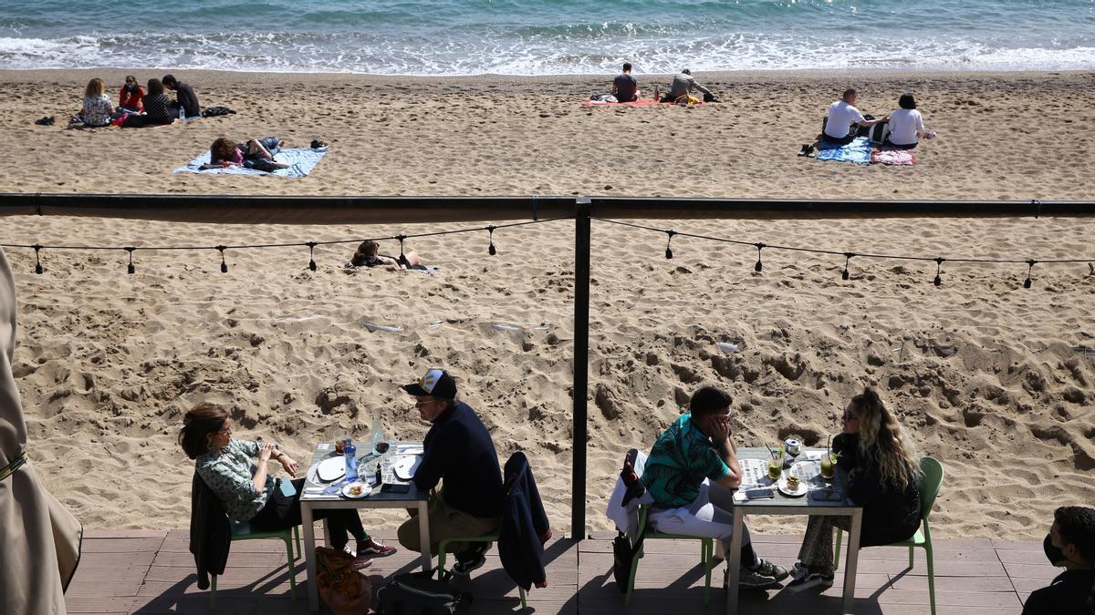 La playa de la Barceloneta, este domingo, mucho más vacío que en tiempos de cierre comarcal