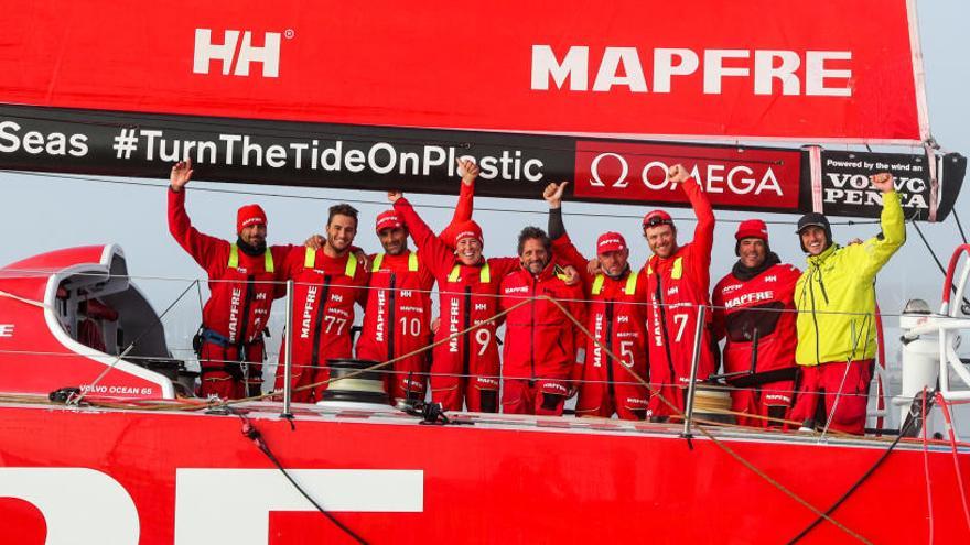 La tripulación del Mapfre festeja en Newport (EEUU) su espectacular victoria en la octava etapa de la Volvo.