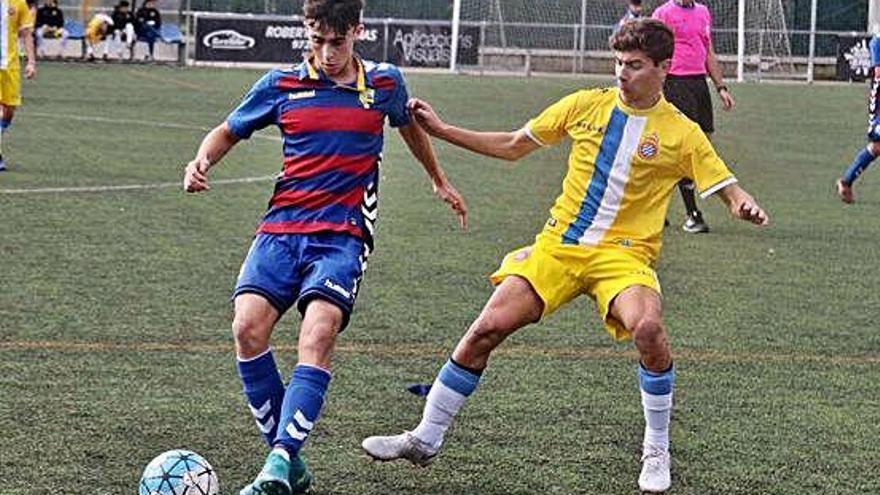 Pau Juvanteny «Juvi», amb el juvenil A en un partit, la temporada passada contra l&#039;Espanyol.